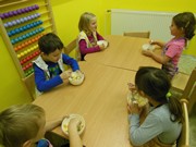 Kuchaři připravují bramborový salát